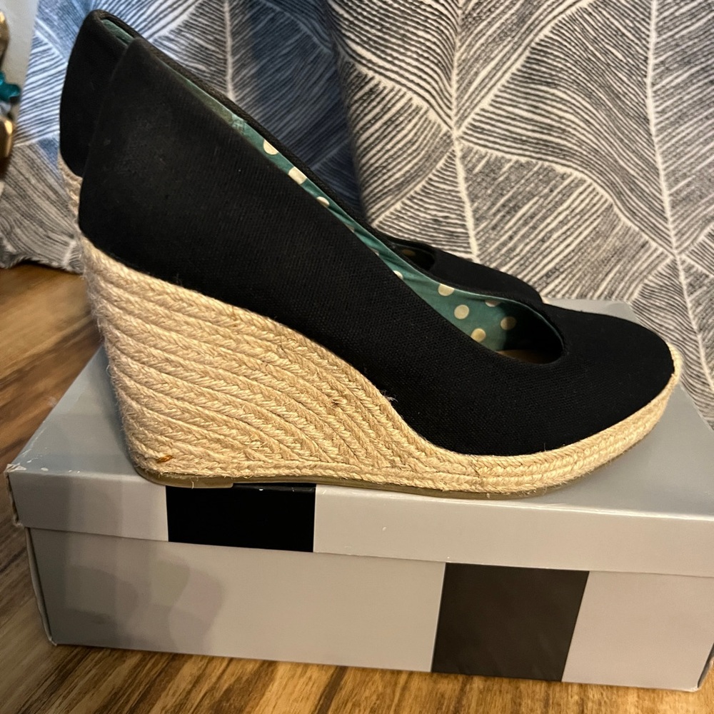 Black wedges
